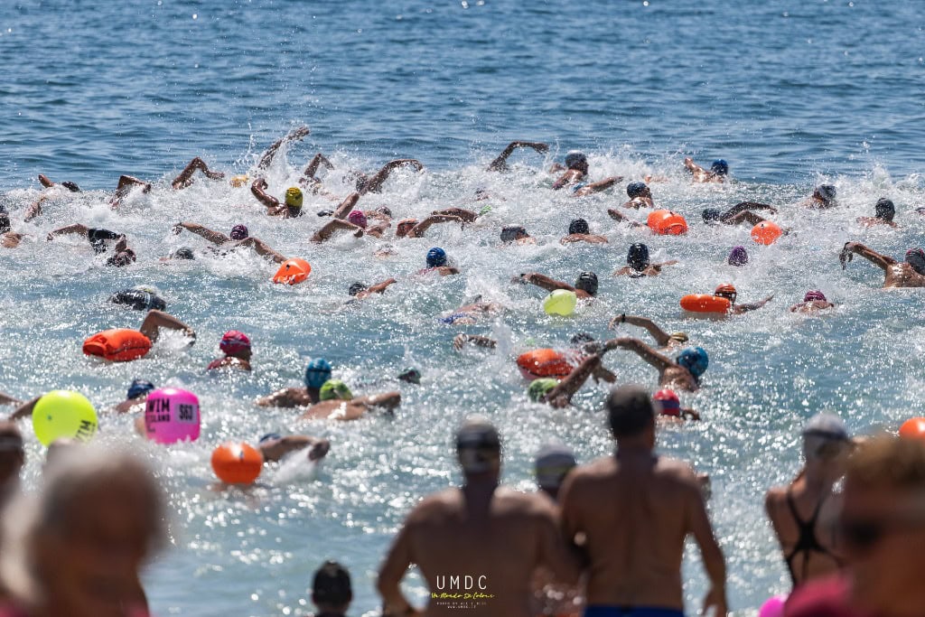 Nuotatori in mare durante una lezione di nuoto al Circolo Nautico Ceriale ASD.